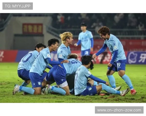 现场镜头聚焦:雷恩门将扑出点球后振臂怒吼,提振全队士气 现场镜头聚焦:雷恩门将扑出点球后振臂怒吼,提振全队士气